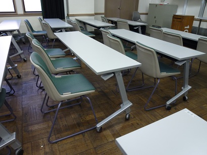 東大駒場１号館109教室の机と椅子