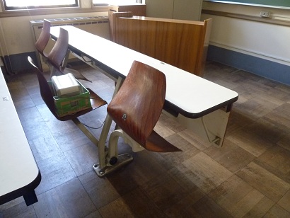 東大駒場１号館122教室の机と椅子